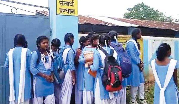 प्राचार्य ने मात्र 10 मिनट लेट पहुंचे, 15 से 20 छात्राओं को स्कूल में प्रवेश से किया वंचित