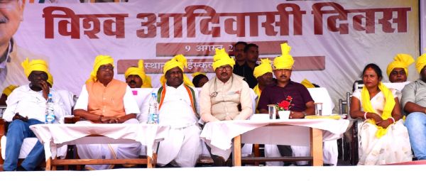 आदिवासी रंग में सराबोर हुआ जिला, मांदर की थाप पर थिरके विधायक