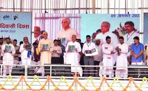 सीएम ने कांगेर घाटी राष्ट्रीय उद्यान के 15 गुफाओं पर आधारित कॉफी टेबल बुक का किया विमोचन