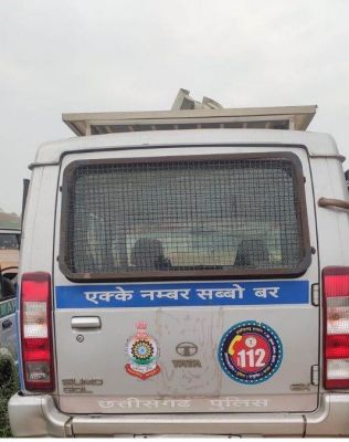 पुलिस की गाड़ी चुरा ले गए युवक, दीवार से टकराई तो चाकू लहराते छोड़कर भागे