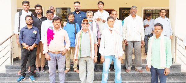 मांगों को लेकर कांग्रेस जिलाध्यक्ष  के पास पहुँचे ग्रामीण