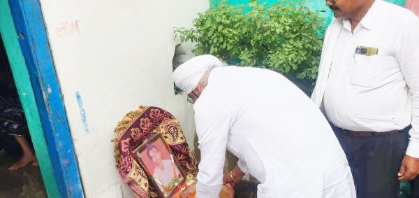 पूर्व विधायक होरा शोकाकुल  परिजनों से मिलने पहुंचे