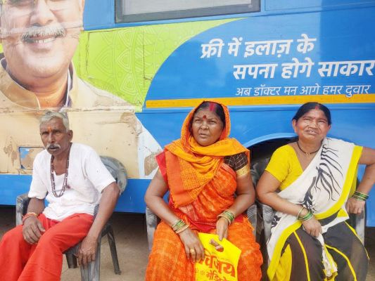 अब घरों तक पहुंच रही स्वास्थ्य सुविधाएं, नि:शुल्क उपचार और मिल रही दवाईयां