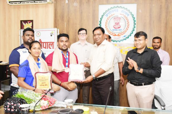 कलेक्टर ने ज्ञानेश्वरी और जगदीश को  किया सम्मानित
