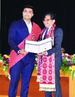 हितेश को एलएनयू कटक से चीफ जस्टिस के हाथों मिली डिग्री