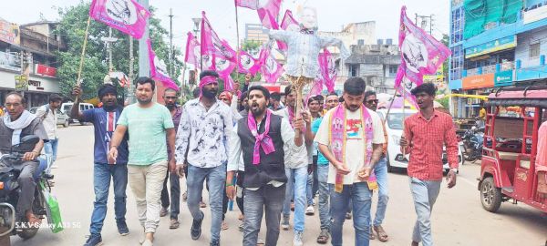 जकांछ ने रैली निकाल सीएम का फूंका पुतला
