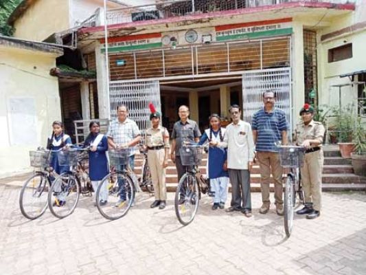 हिन्दू हाईस्कूल की छात्राओं को साइकिल वितरित