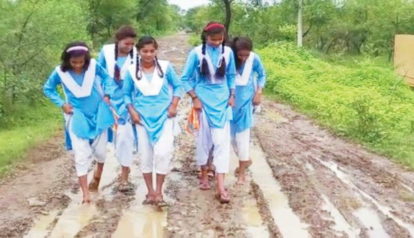 कीचड़ भरे रास्ते से होकर स्कूल जाने मजबूर