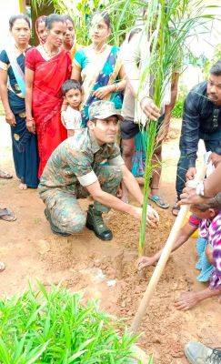 विश्व आदिवासी दिवस पर शहीदों की स्मृति में पौधरोपण