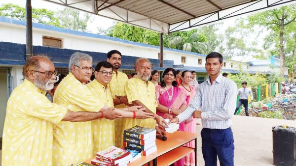 सालासर समिति ने हरिहर के विद्यार्थियों को बांटी किताबें