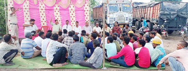 दुलदुला फैक्ट्री से 30 मजदूरों को निकाला, श्रमिक धरने पर