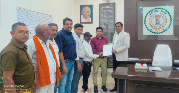 पीएम फसल बीमा के लिए ग्रामीणों ने सौंपा ज्ञापन