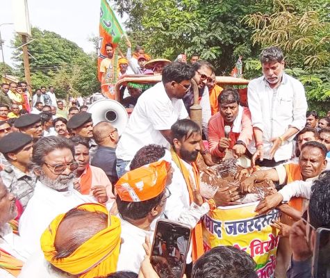 भाजपा का हल्ला बोल, अमानक गोबर खाद व ट्रैक्टर के साथ कलेक्टोरेट घेरा, कांग्रेस सरकार को किसान विरोधी ठहराया