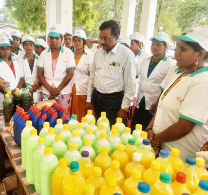 प्रशिक्षण लेकर महिलाएं हो रहीं आत्मनिर्भर