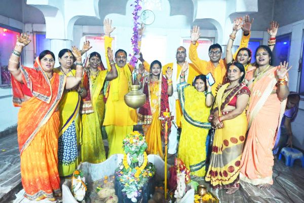 महाशिवपुराण कथा सुनने  उमड़ रही भक्तों की भीड़