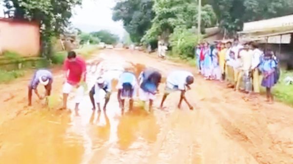 मुख्य मार्ग बदहाल, कीचड़ से भरे  गड्ढों में स्कूली बच्चों ने रोपा धान 