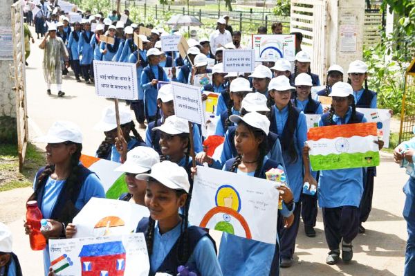 रैली निकालकर एवं मानव श्रृंखला बनाकर शत-प्रतिशत मतदान का संकल्प