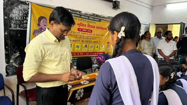 कलेक्टर ने छात्राओं को खिलायी कृमिनाशक गोली