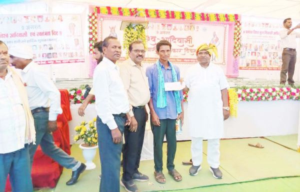 संसदीय सचिव के समक्ष किसान ने कृषि ऋण बढ़ाने की रखी मांग