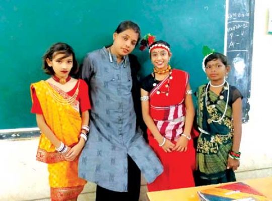 विश्व आदिवासी दिवस पर फैंसी ड्रेस- चित्रकला का आयोजन