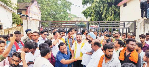 विद्युत समस्याओं को लेकर भाजयुमो ने घेरा दफ्तर