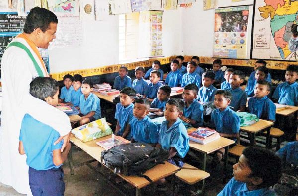  छात्रावासों के औचक निरीक्षण में पहुंचे प्रभारी मंत्री मरकाम