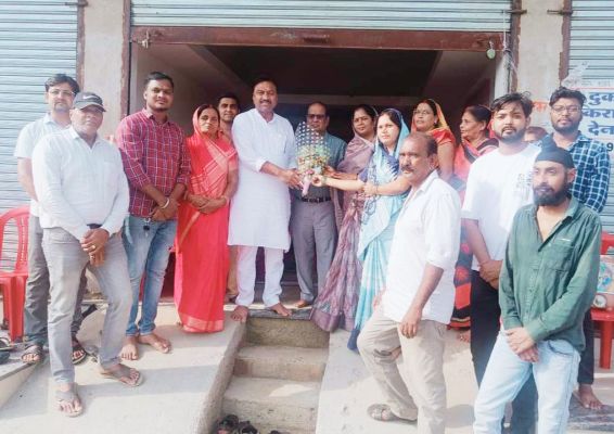 महापौर ने विवेकानंद वार्ड में शासकीय  राशन दुकान का शुभारंभ किया