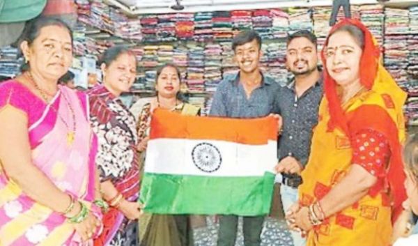 हर घर तिरंगा, घर-घर तिरंगा अभियान को सफल बनाने भाजपाइयों ने बांटे ध्वज