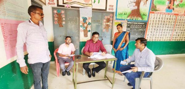 कलेक्टर ने मतदान केन्द्र  का किया निरीक्षण