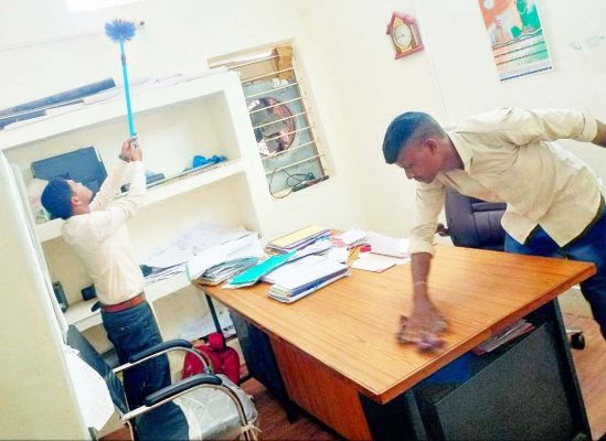 कलेक्टर ने किया कक्ष की सफाई, दिया स्वच्छता का संदेश