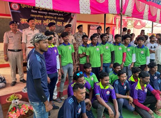 एसपी ने खिलाडिय़ों को खेल सामग्री किया वितरित