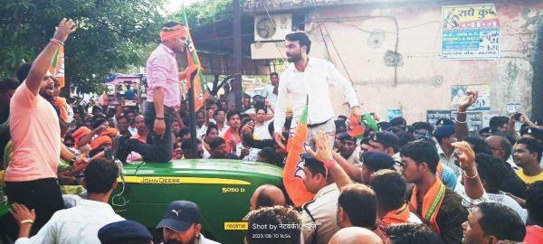 कलेक्टर परिसर में घुसा किसानों का ट्रैक्टर, किसानों में आक्रोश