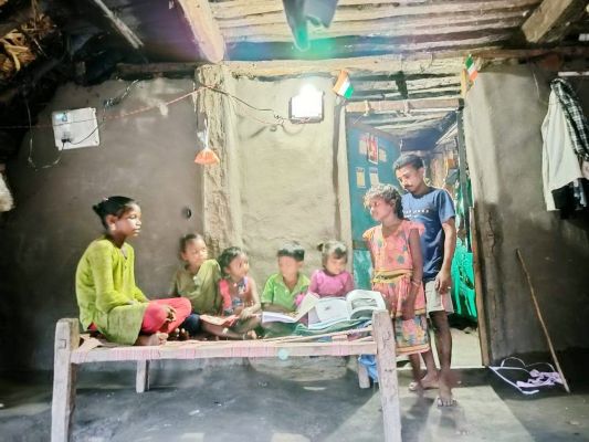 आजादी के बाद एलमागुंडा हुआ रोशन, ग्रामीणों में खुशी की लहर