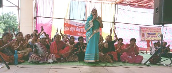  तुता में आंदोलनरत स्वच्छता दीदियों व बिहान समिति के लोगों को समर्थन देने पहुंची आप नेत्री रुखमणी 