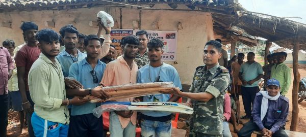 सरईपतेरा में युवाओं को खेल सामग्री वितरण