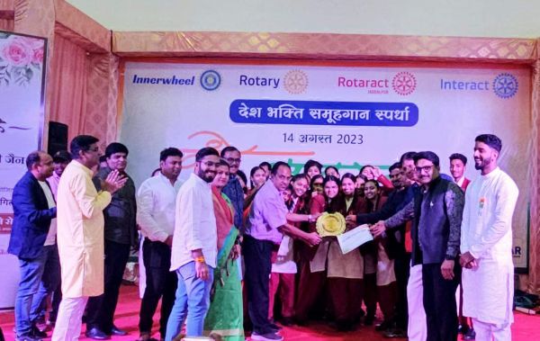 स्वतंत्रता दिवस की पूर्व संध्या पर देश भक्ति समूह गान से किया शहीदों को याद