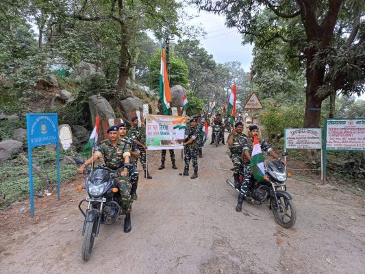 सीआरपीएफ जवानों ने निकाली तिरंगा बाइक रैली 