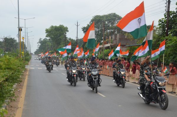 सीआरपीएफ जवानों ने निकाली तिरंगा बाईक रैली 
