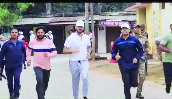 स्वतंत्रता दौड़ में मरकाम ने दौड़ लगाकर दिया सद्भावना संदेश