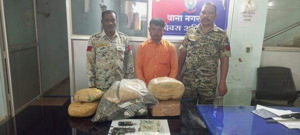 पिस्टल रखकर कर रहा था गांजा तस्करी, बंदी