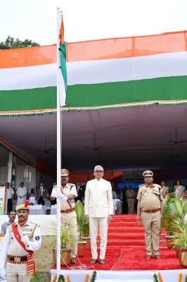 एसईसीएल में सीएमडी डॉ. मिश्रा ने ध्वज फहराया, कहा- कोयला उद्योग राष्ट्र की आकांक्षाओं को पूरा करने के लिए प्रयासरत