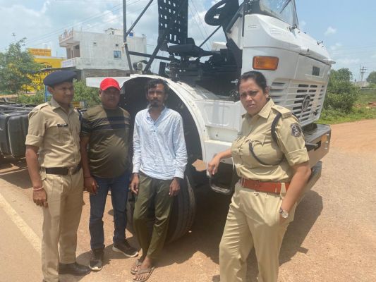ट्रेलर के चपेटे में जख्मी पिता की मौत, पुत्र घायल