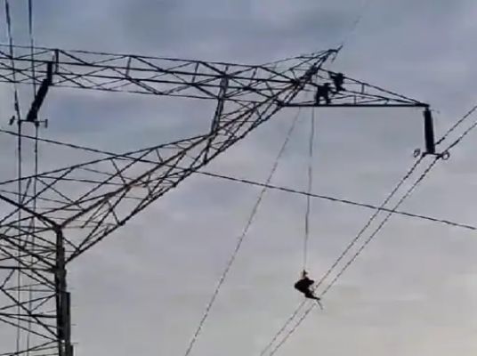 हाईटेंशन लाइन के खंभे पर चढ़ा युवक, बिजली सप्लाई बंद कर उतारा गया