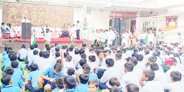 नवापारा के गांधी चौक में विधायक धनेन्द्र साहू ने किया ध्वजारोहण
