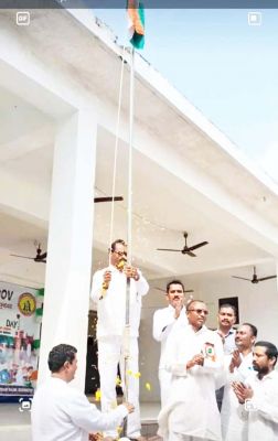 मल्टी मूव स्कूल में लाला साहू ने किया ध्वजारोहण