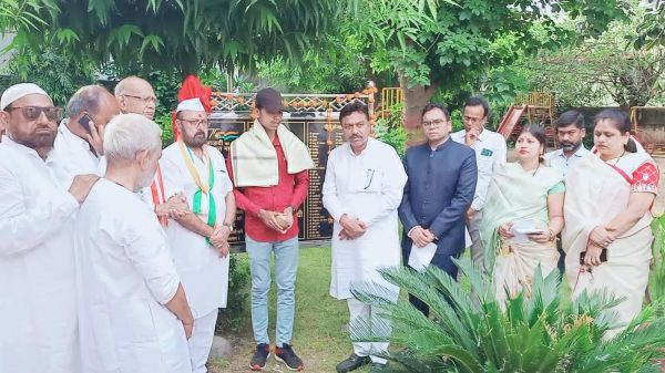 महापौर ने नगर निगम कार्यालय में किया ध्वजारोहण