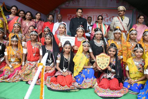 सिहावा विधायक ने ध्वजारोहण कर ली परेड की सलामी