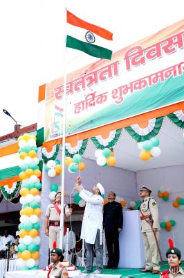 शिक्षा मंत्री ने रायगढ़ में किया ध्वजारोहण