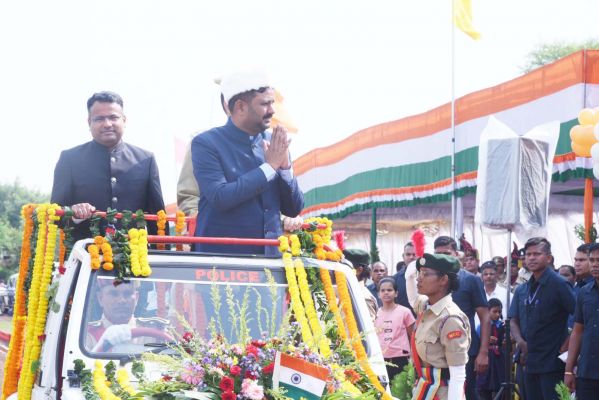 संसदीय सचिव चंद्रदेव ने फहराया तिरंगा 