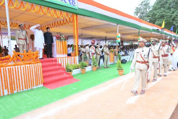 संसदीय सचिव विकास उपाध्याय ने किया ध्वजारोहण, परेड की सलामी ली